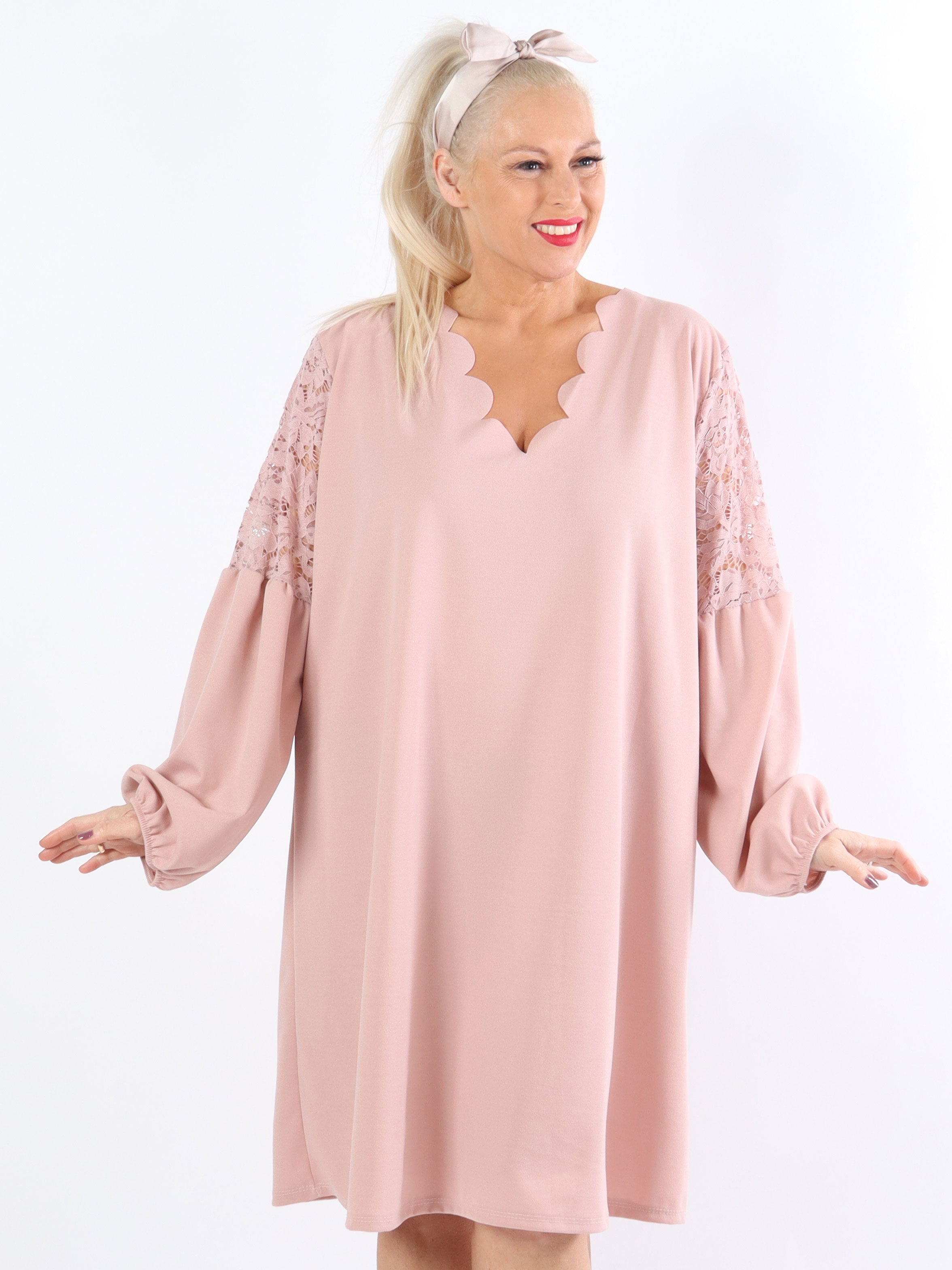 Cenobia - Feminin plus size kjole med blonde og ballonærmer